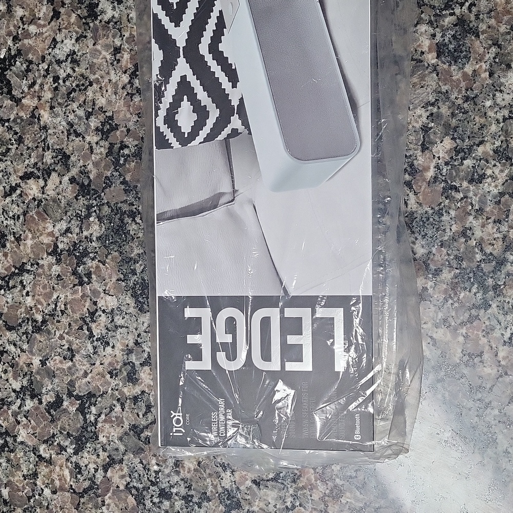 IJOY LEDGE Wireless contemoirary Sound Bar new has 2 5W speakers, bluetooth